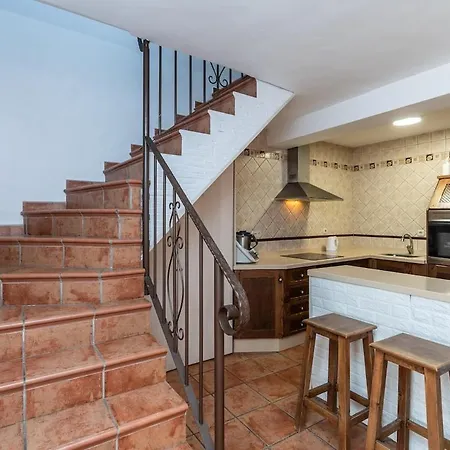 Spacious And Bright House Next To The 펜션